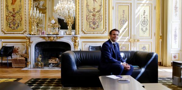 Macron, dans son bureau de l'Elysée, en mai 2022