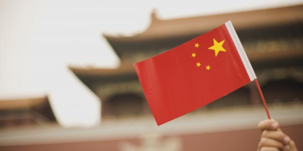 petit drapeau chinois devant la cité impériale à pékin