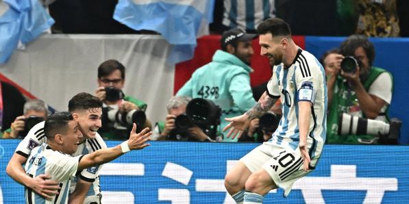 Lionel Messi viert met Angel Di Maria en Julian Alvarez