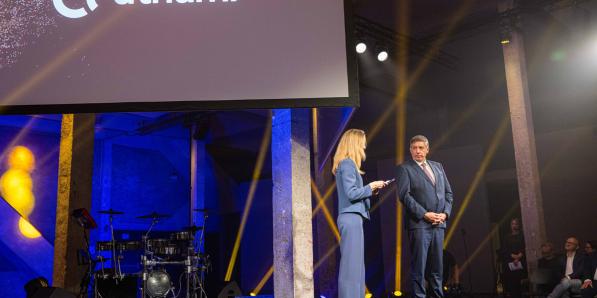 Jan Jambon bij de voorstelling van Athumi.