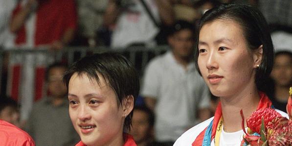 Ye Zhaoying (R) naast Gong Zhichao op de ceremonie in Sydney in 2000.