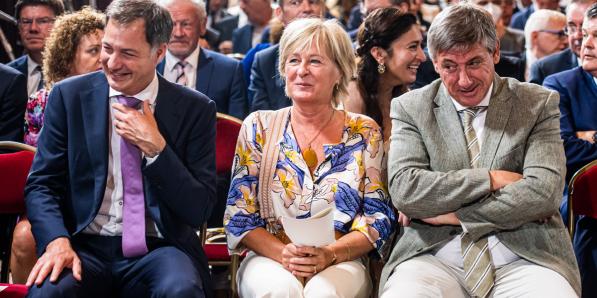 Alexander De Croo (Open VLD) en Jan Jambon (N-VA) amuseren zich in het Brusselse stadhuis op 11 juli 2022.