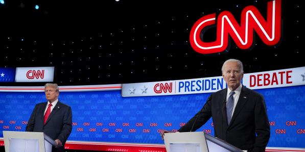 Joe Biden (R) in debat met Donald Trump op CNN, 27 juni 2024.