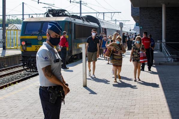 Om te grote drukte te vermijden, wil gouverneur Decaluwé het systeem van gratis treintickets opschorten.©KURT DESPLENTER Belga