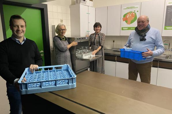 Schepen Louis Vanderbeken, Lucrèce Vandoorne, schepen Regine Rooryck en Bernard Verschuere zijn enthousiast dat er industriële vaatwassers kwamen in de Deerlijkse buurthuizen.© DRD