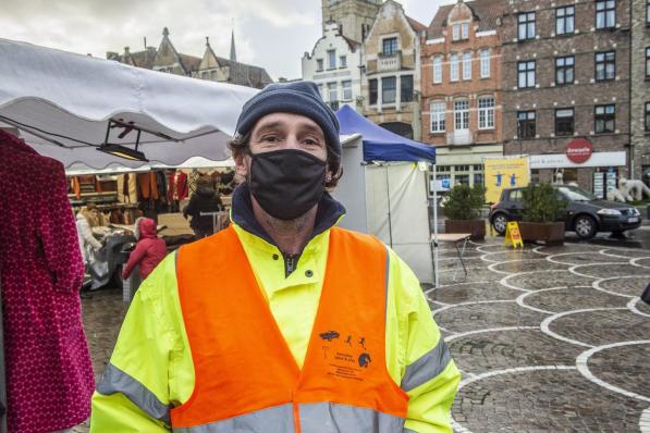 Veiligheidssteward Koenraad: “Het is vlot verlopen. We hadden natuurlijk niet de grote massa verwacht met zo’n slecht weer en dat is ook uitgekomen.”©STEFAAN BEEL Stefaan Beel