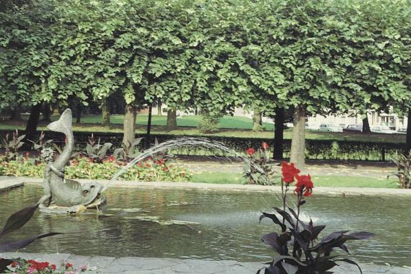 Foto uit 1968. Dit beeldje stond in de vijver aan de hoofdingang van het Astridpark. De vijver is intussen verdwenen.© Beeldbank Kortrijk