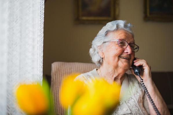 Veel 80-plussers hebben het in deze tijden zwaar. Een telefoontje kan vaak wonderen doen.©Dobrila Vignjevic Getty Images