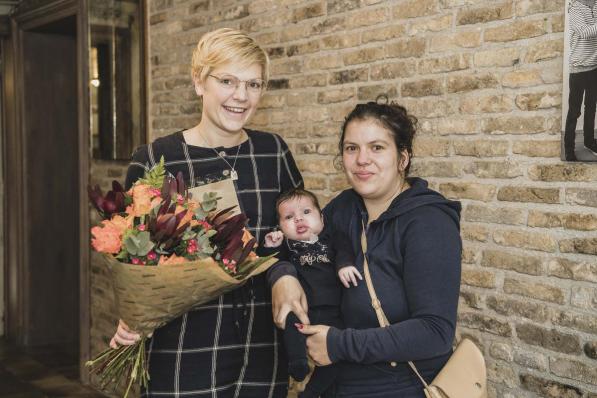 Steffi en Safia, met haar dochtertje Fleur (3 maanden) op de arm.© Olaf Verhaeghe