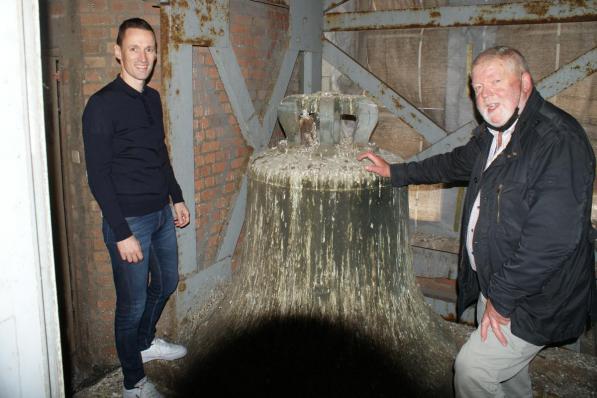 Schepen Björn Anseeuw en stadsbeiaardier Jean-Pierre Hautekiet bij een van de 49 beiaardklokken in de toren.© Marc Loy