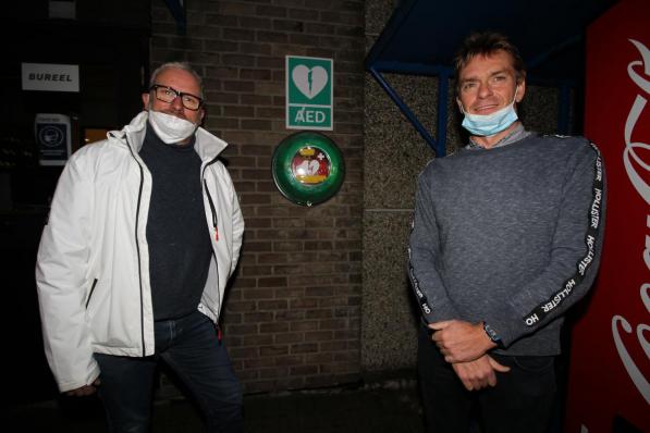 Cardioloog Yves Hagers, voorzitter van de Oostendse wielerclub Eastenders, en Johan Brissinck (46).©Jeffrey Roos