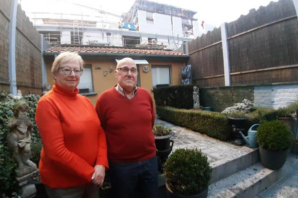 Flor Frederix en zijn echtgenote Jenny Labens in hun tuin. Op de achtergrond is de hoogbouw te zien. (foto TOGH)
