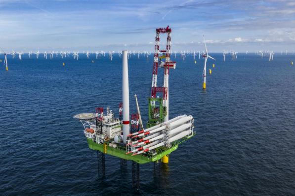 Zondag werden de laatste windturbines van de eerste windmolenzone in Belgische wateren gemonteerd.© Otary