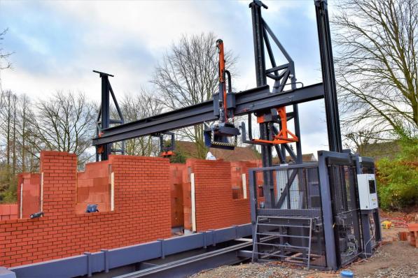 De bouwrobot kan elke veertig seconden bijna anderhalve meter bakstenen plaatsen.©LUDO-OSTIJN LOO