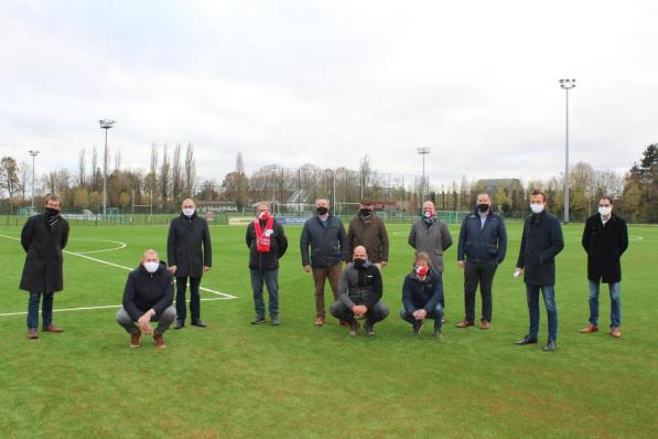 Burgemeester Kurt Vanryckeghem, schepen Kristof Chanterie en collega's van het schepencollege samen met een vertegenwoordiging van SV Zulte Waregem en aannemingsbedrijf Stadsbader op het nieuwe voetbalveld in kunstgras.© DJW