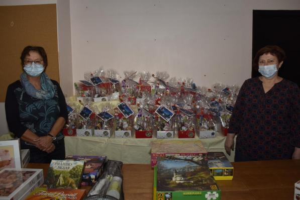 De vrijwilligers namen met dank het snoepgoed aan.©Picasa foto JM