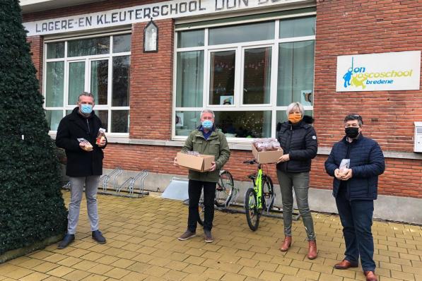 Burgemeester Steve Vandenberghe, Dominique Nieuwenhuyse (directeur Don Boscoschool), Marijke en Serge.© JRO