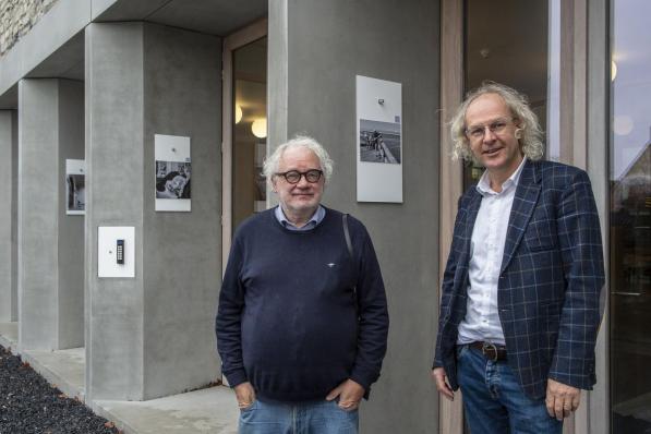 Fotograaf Johan Rutgeerts (links) en Jan Tyvaert van 3ARCHITECTEN stellen een coronaveilige tentoonstelling voor. (foto SB)©STEFAAN BEEL Stefaan Beel