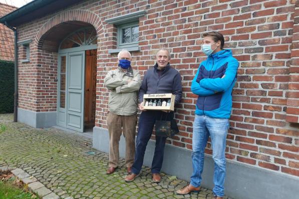Axel Ronse ging op bezoek bij Roger uit Kuurne. Hij is op pensioen en helpt ondernemers in moeilijkheden.© gf