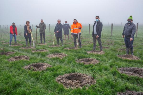 In de Ledegemse Meersen werd vandaag het startschot gegeven voor de aanplant van een bos.© JS