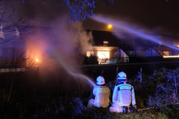 De brandweer pompte water uit de Oude Veurnevaart voor het blussen van de brand.©José Tyteca