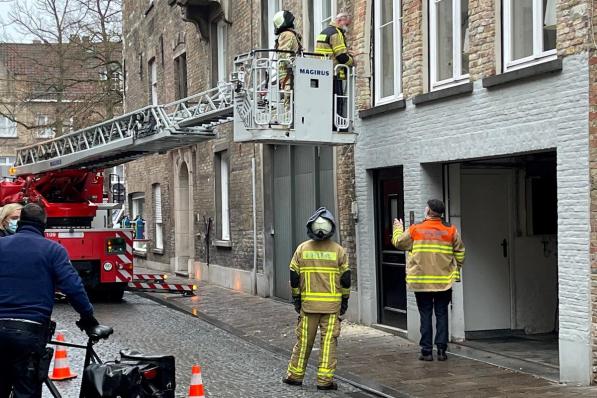De brandweer kwam ter plaatse om de gevel te inspecteren en loszittende stukken te verwijderen.© (Foto JVM)