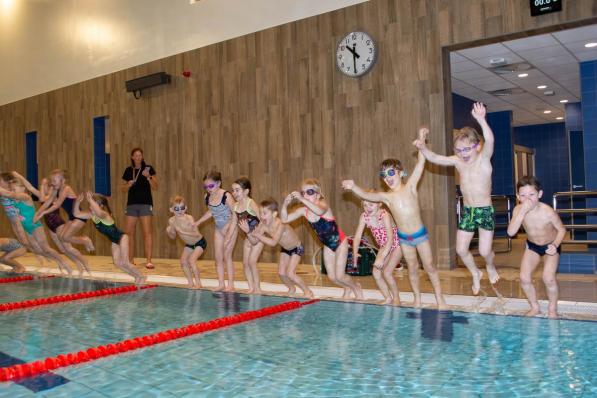 De leerlingen testten maar wat graag het nieuwe zwembad uit.© SLW