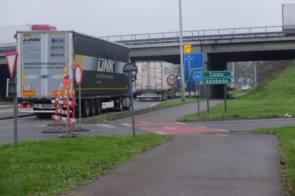 De oprit richting Calais werd tijdelijk afgesloten.©José Tyteca