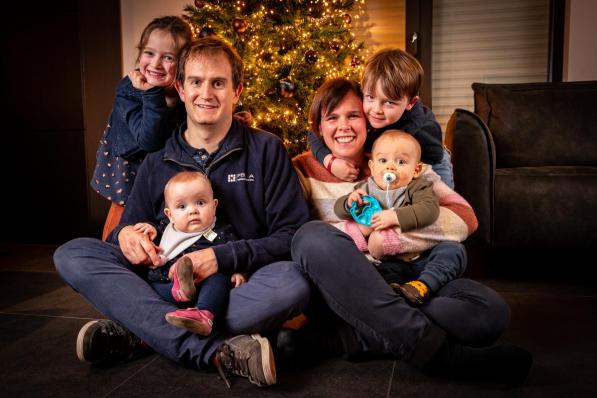 Ineke Hosten en Jan Vandecasteele, samen met hun kinderen Flore, Brent en tweeling Mats en Lize.©Kurt Desplenter Foto Kurt