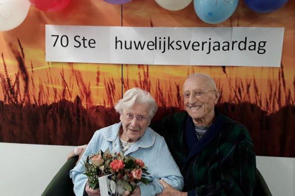 Gaby en Oscar keken uit naar hun 70ste huwelijksverjaardag. Op de covidafdeling waar ze verblijven hadden de medewerkers extra hun best gedaan om ze in de watten te leggen.©Wouter Vander Stricht