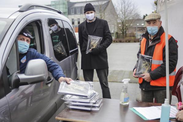 Bos en Beverveld zorgde voor een coronaveilige afhaal van het jaarboek.© HV