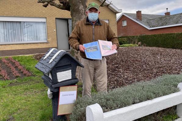 Etienne Vercruysse met zijn verhalen bij zijn belangrijke brievenbus.© AVH