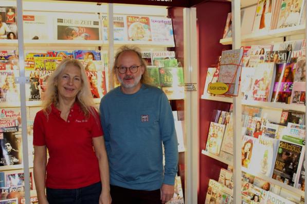 Danny Delorge en Patricia Vandenbogaerde in hun Press Shop die ze 38 jaar lang open hielden.© DJW