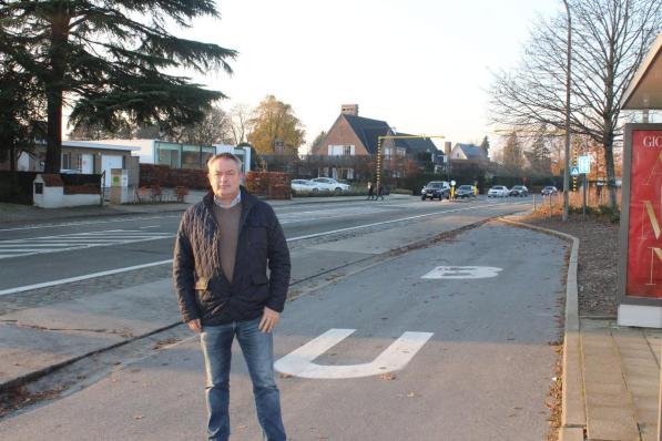 Schepen van Mobiliteit Philip Himpe in de Vijfseweg, waar een veiliger fietsverbinding komt.© DJW