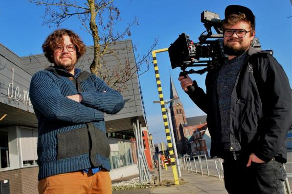 Theatermaker Bernd Verzele en cameraman Ruben Royaert: benieuwd naar de reacties op hun productie, na een maand voltijds opnemen en sleutelen.©MV3 MVW