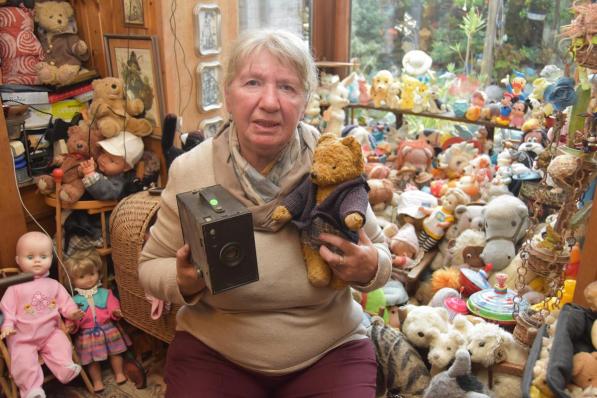 Mie-Jeanne tussen haar immense verzameling poppen, beren en blikken speelgoed.© Stefaan Dehaerne