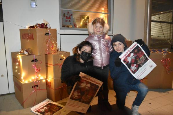 Nathalie (links) en haar kinderen Ellie en Jelis hopen dat zoveel mogelijk Gullegemnaars aan de pakjeszoektocht meedoen.© AV