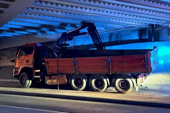 Vermoedelijk had de chauffeur de laadarm vergeten in te klappen.© JVMA