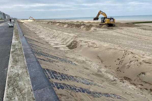 Het trekken van zandsleuven tussen het strand en de dijk tussen Mariakerke en Raversijde, werd donderdag bijgewerkt door het grondwerkenbedrijf De Rese in opdracht van de stad Oostende dienst Openbaar Domein.©Peter Maenhoudt