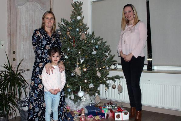 Initiatiefnemers van de solidariteitsactie Wendy Vandepeene uit Lauwe, met dochter Entée, en Sofie Verkamer uit Menen. De derde dame, Aline Vandenhoek uit Kortrijk, was verontschuldigd voor de foto.©wilfried Ossieur WO