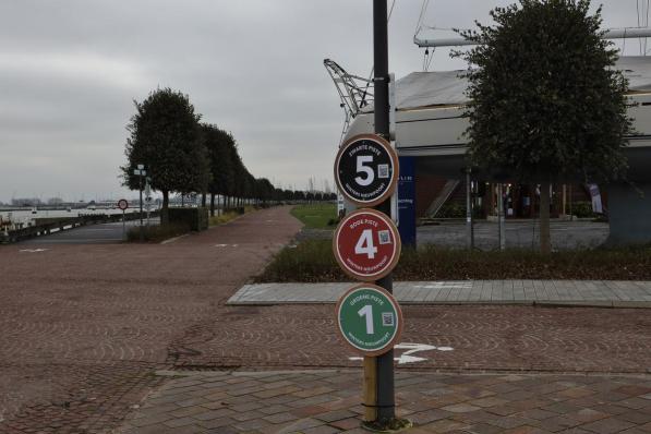 Wegwijzers duiden het winterse wandelparcours aan.©Myriam Van den Putte MVQ