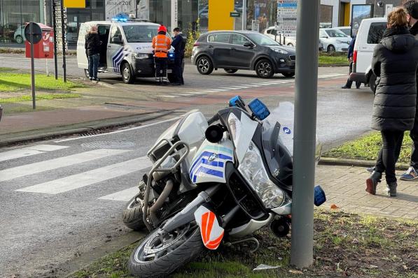 De agent werd met lichte verwondingen overgebracht naar het ziekenhuis.© foto JVM