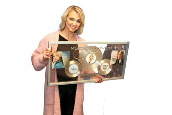 Laura Lynn won een Multiplatina Award voor de verkoop van 250.000 stuks van ‘Je hebt me 1000 x belogen’.© PADI/Daniël