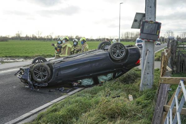 Het voertuig kwam tot stilstand op slechts enkele meters van een stevige, betonnen paal.© CLL