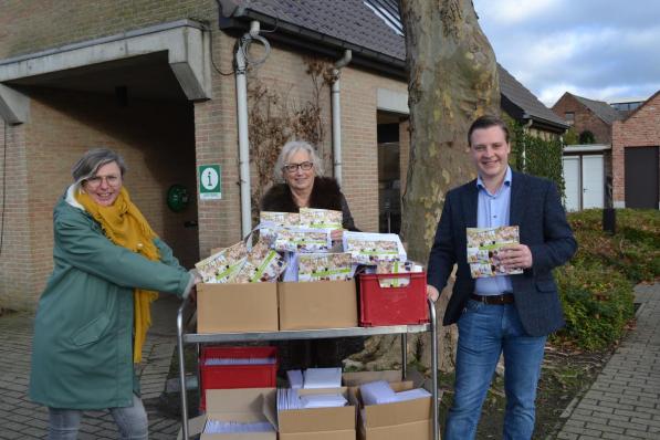 Maatschappelijk werker Delphine Derammelaere, voorzitster van de seniorenraad Lucrèce Vandoorne en schepen Louis Vanderbeken bij de lading seniorengidsen.© MVD