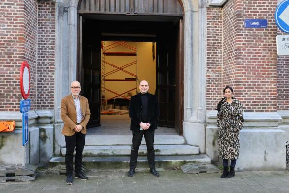 Schepen Bart Plasschaert, Jody Paulus van de Anglicaanse kerkfabriek en schepen Hina Bhatti.© GLO