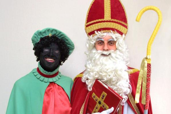 Sinterklaas en een wel heel donkere Zwarte Piet: het stadsbestuur is niet direct van zinnens om de volkse helper van de Sint af te zweren.©Johan Sabbe
