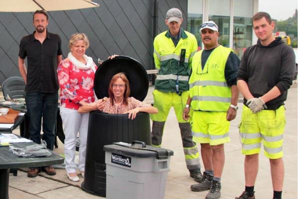 Op een foto van alweer eventjes geleden klimt schepen van Leefmilieu Elsie Desmet tijdens de Dag van de Compostmeester uit een compostvat.©Johan Sabbe