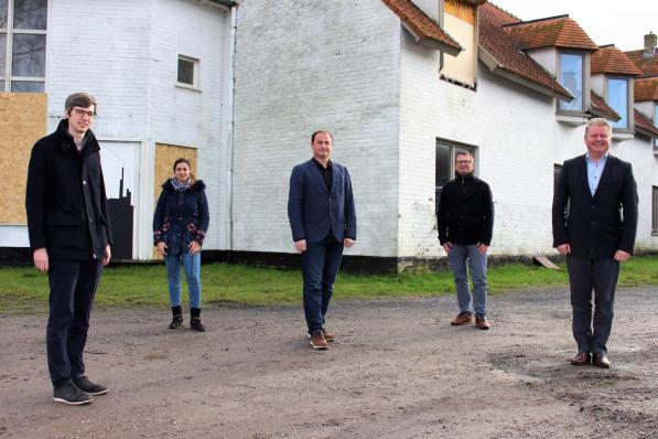 Schepenen Stijn Jonckheere, Tahira Malik, Gino Dumon, gemeenteraadsvoorzitter Stefaan Reynaert en burgemeester Anthony Dumarey.©Laurette Ingelbrecht. LIN