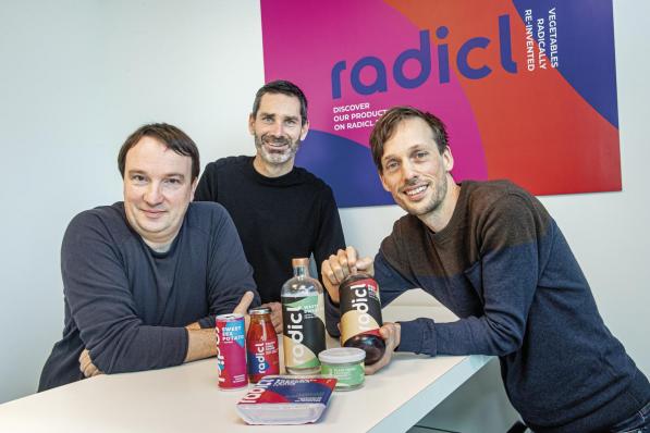 Peter Coucquyt, Bernard Lahousse en Johan Langenbick met hun gezonde Radicl-producten.©JOKE COUVREUR